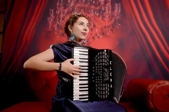 The correct position of the right hand on the accordion